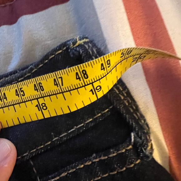 Like new  2 pairs of juniors 19 short Arizona Jean great condition - Picture 6 of 8